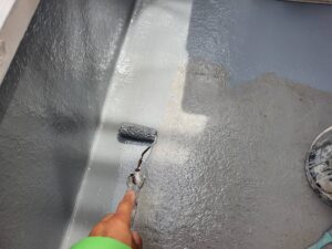 秦野市N様邸 ベランダ防水 上塗り1回目 防水層を形成している作業風景