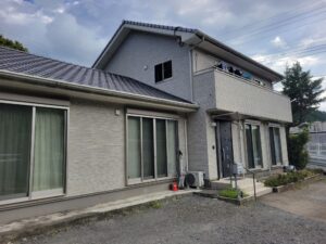 秦野市U様邸 東側外壁の施工前。ツヤがなく色味がくすんでいる状態。