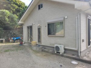 秦野市U様邸 裏面外壁の施工前。やや白化が進み、くすんだ印象。