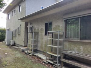 秦野市U様邸 北面外壁の施工前。全体的に色あせが進行し、やや汚れが付着している状態。