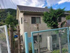 秦野市U様邸 西側外壁の施工前。退色や汚れが目立ち始めた状態。