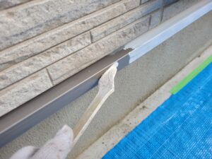 秦野市 U様邸 水切りのエポキシ錆止め塗装中｜端部や細部まで丁寧に塗布し錆を防ぐ下塗り工程｜ペイントホームズ秦野店