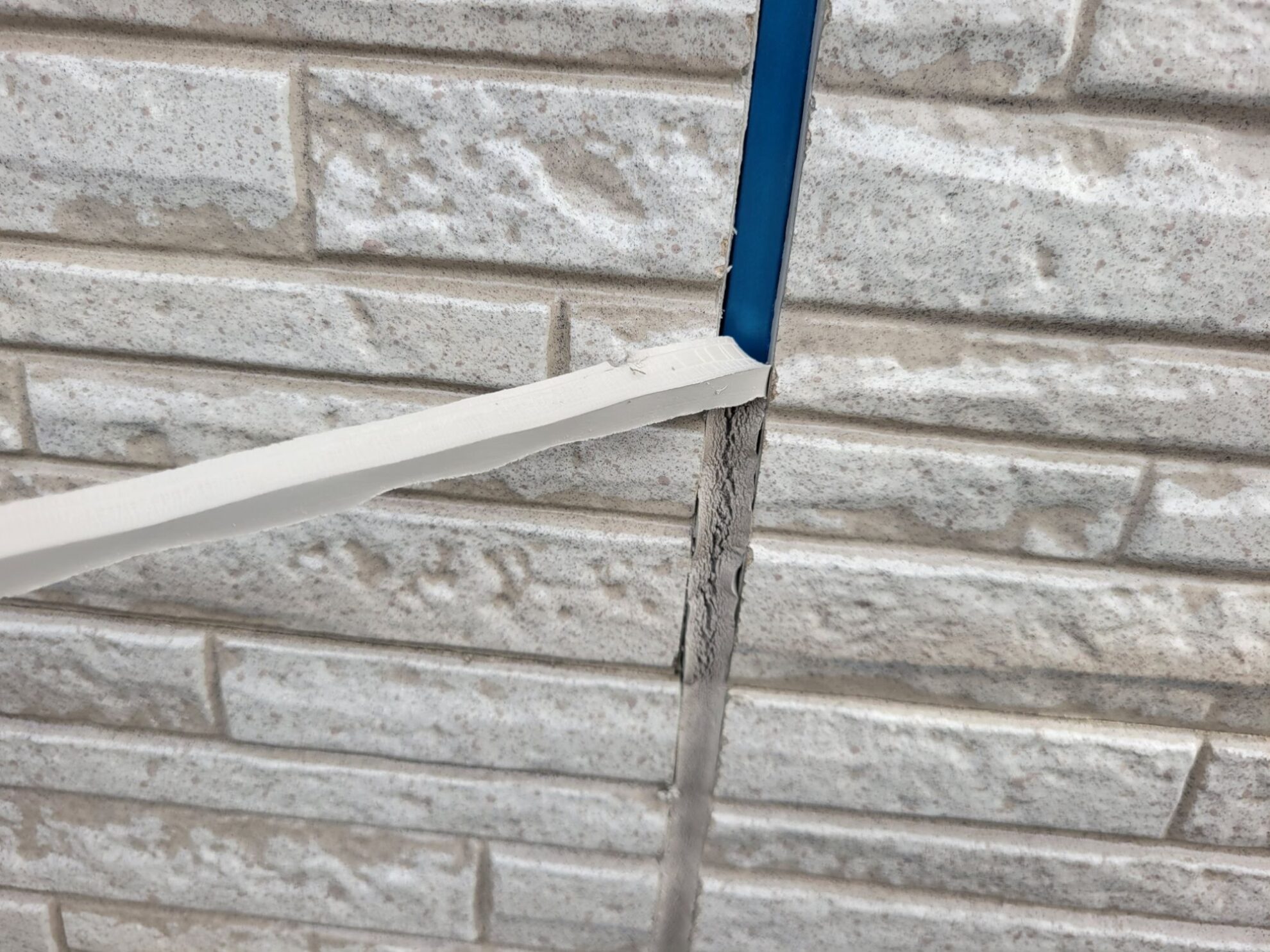 秦野市 サイディング外壁 コーキング撤去作業の様子|ペイントホームズ秦野店