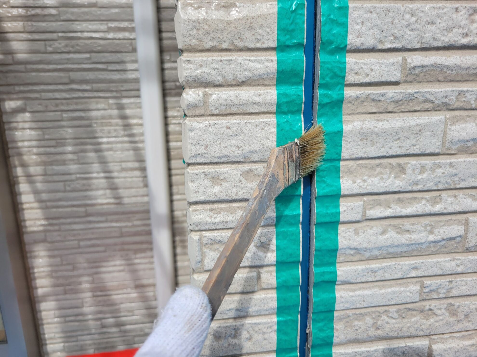 秦野市 コーキング テープ養生 プライマー塗布の様子|ペイントホームズ秦野店