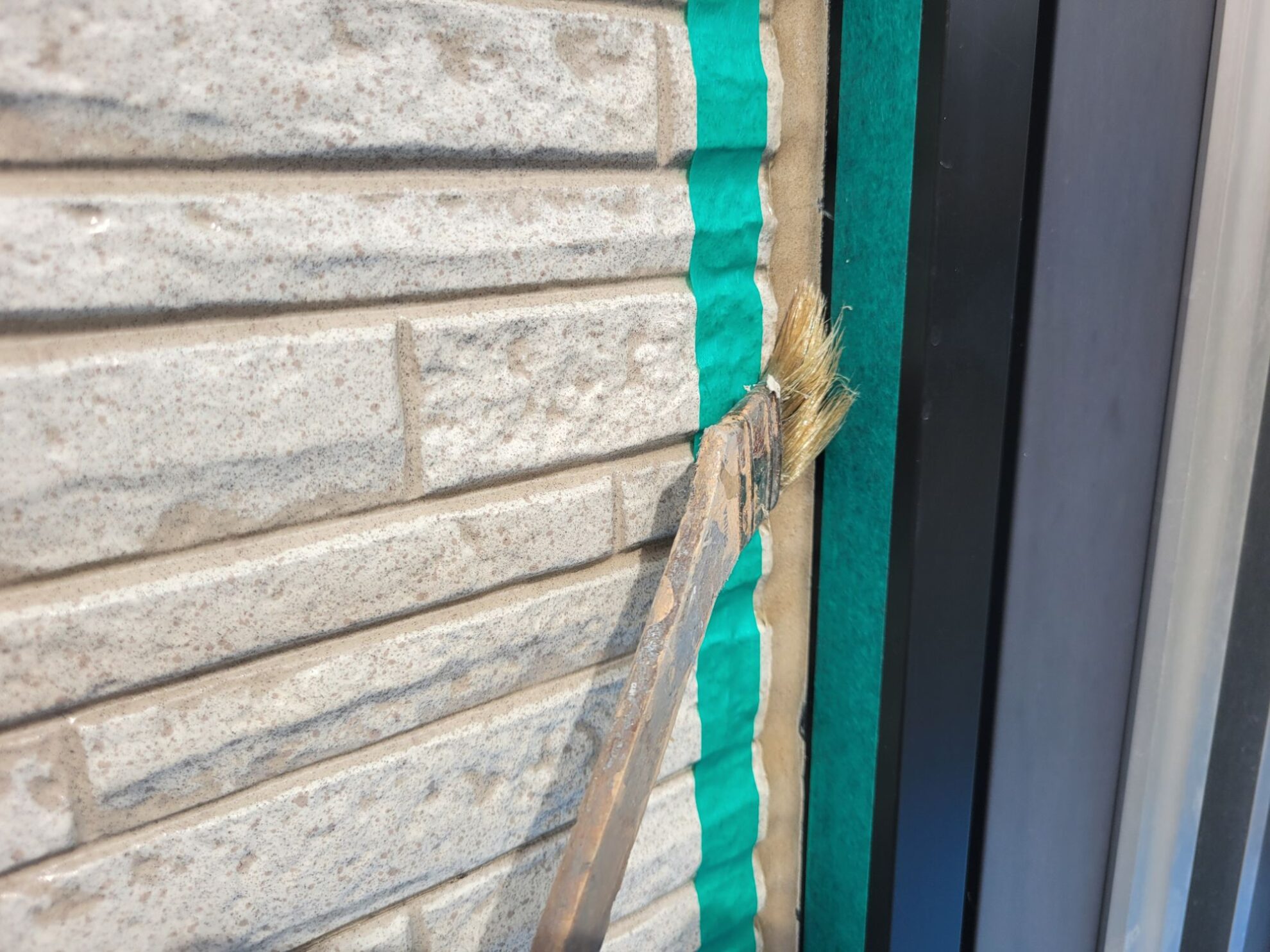 秦野市 外壁 コーキング下地処理の様子