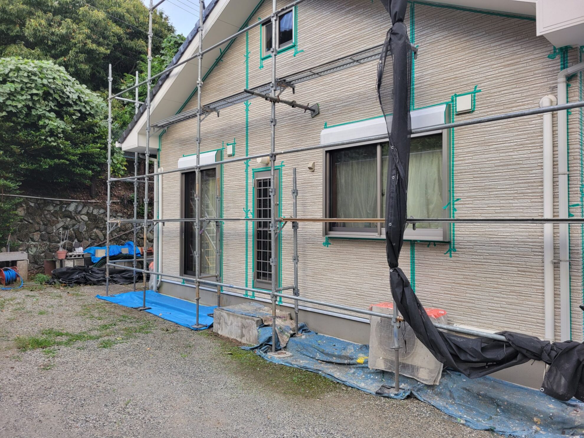 秦野市 外壁 プライマー塗装作業中の様子