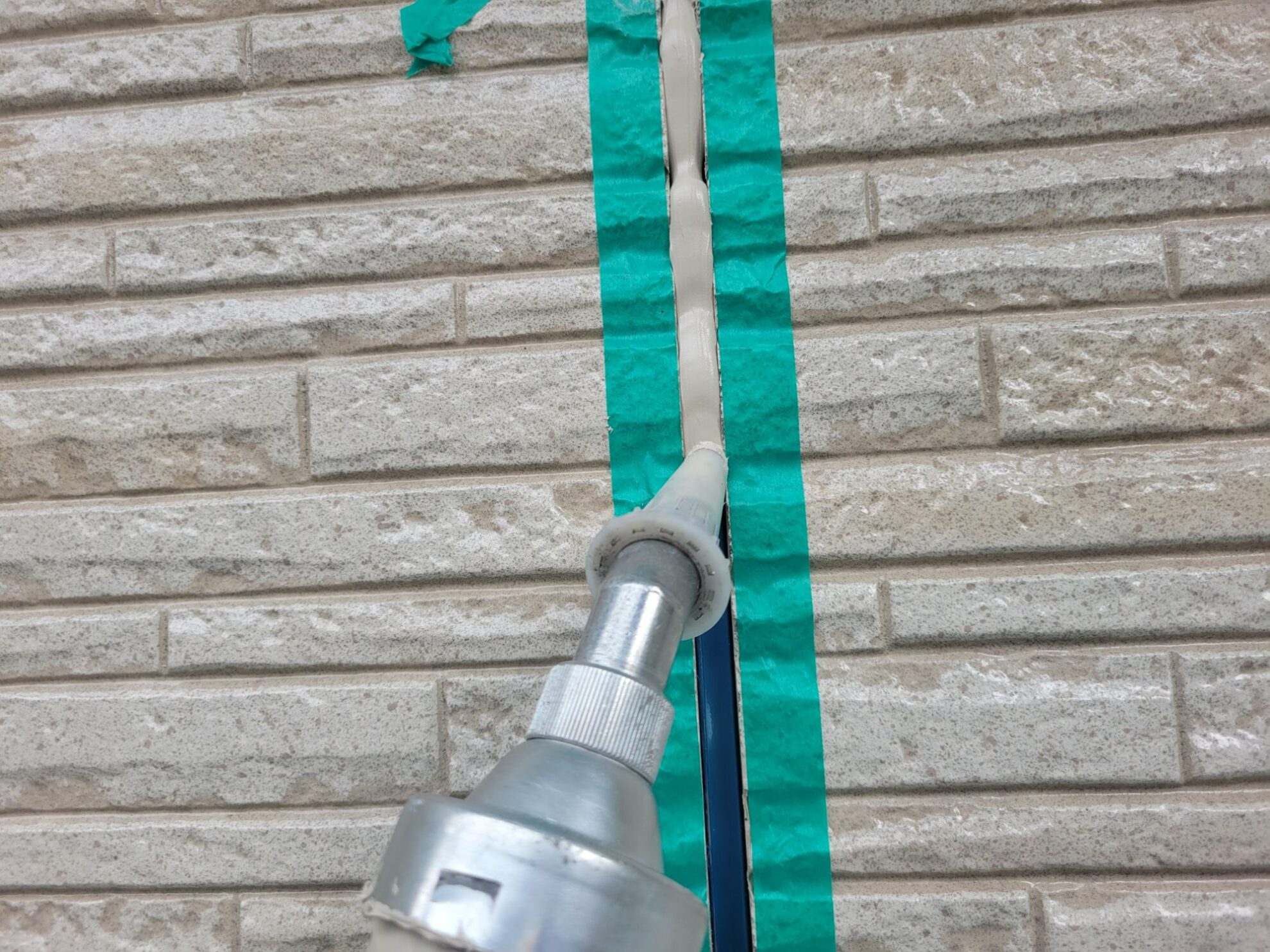 秦野市 U様邸 コーキング充填作業の様子|ペイントホームズ秦野店