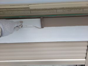 秦野市 U様邸 シャッターボックスの上塗り工程｜ローラーとハケを使い分けて塗膜を均一に整える作業｜ペイントホームズ秦野店