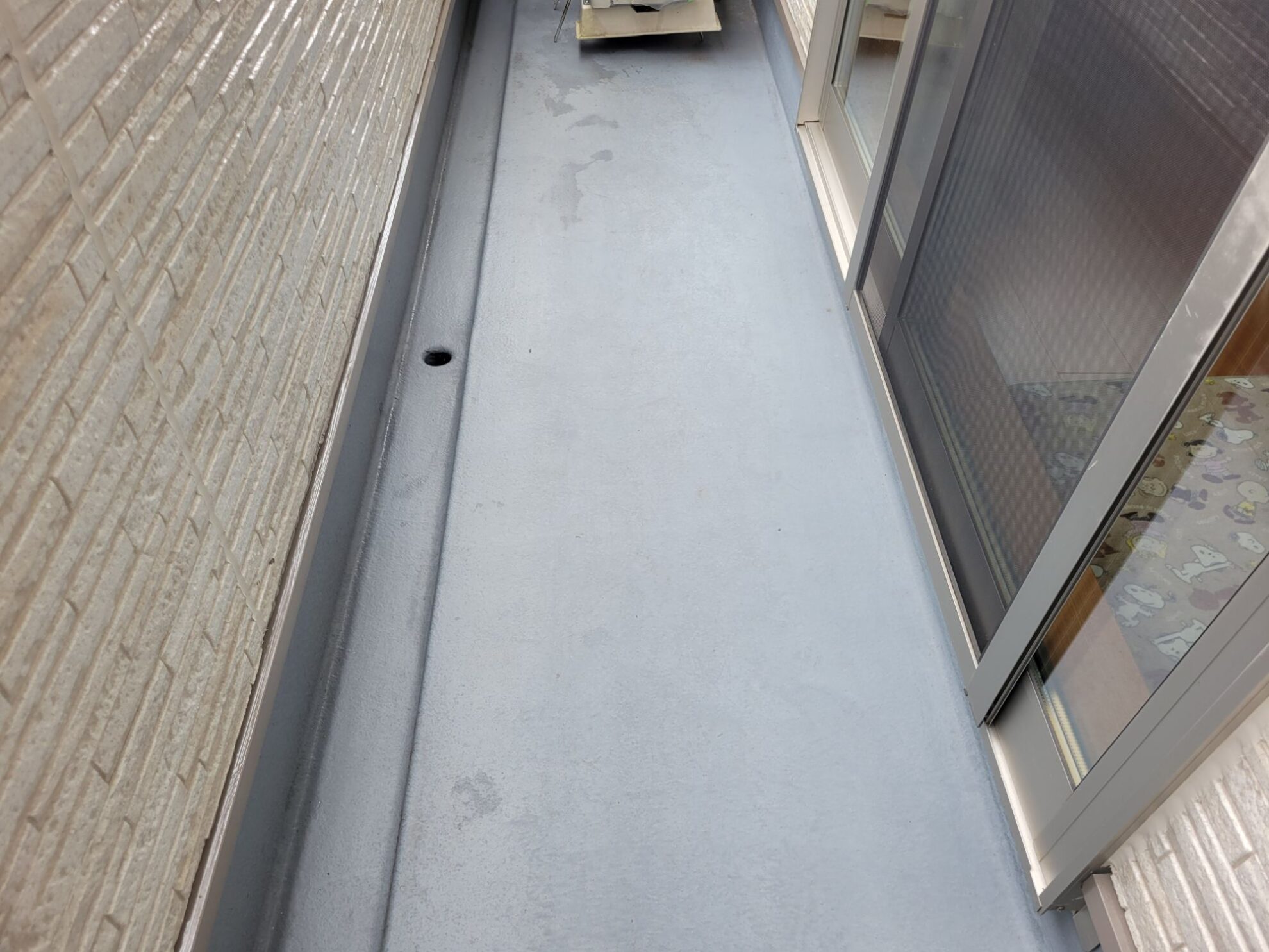 秦野市U様邸ベランダのFRP防水塗装前の様子。表面のツヤがなく白化している状態