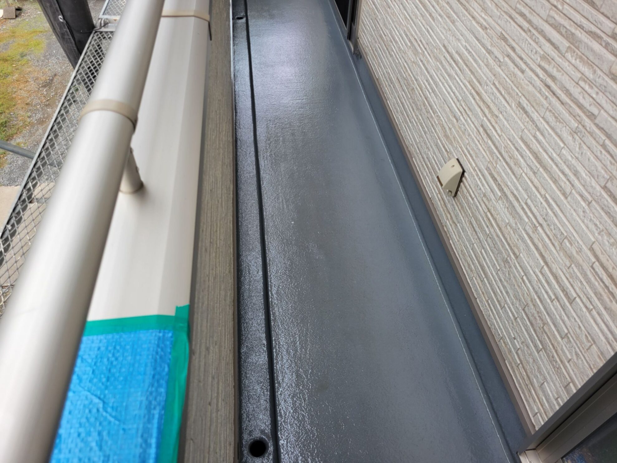 秦野市U様邸ベランダ床面のアップ。トップコートが滑らかで均一に仕上がっている