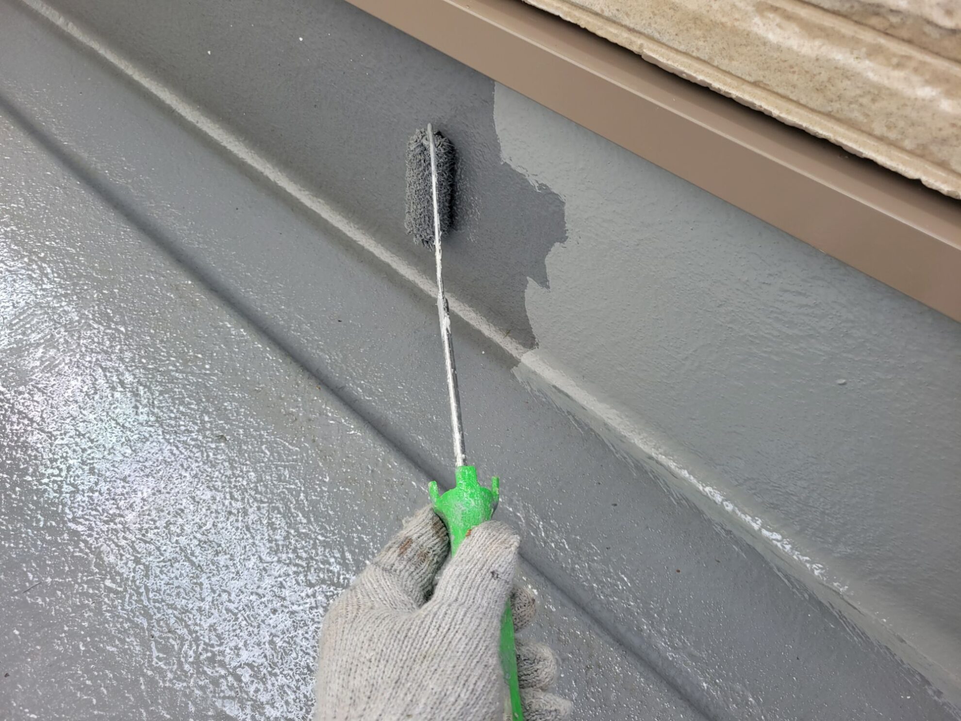 秦野市U様邸ベランダ、トップコート1回目塗布後の乾燥中。均一な塗膜形成