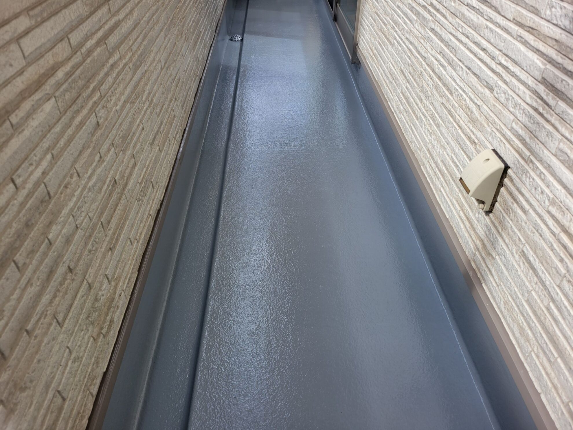 秦野市U様邸ベランダの完成全景。トップコートで防水層がしっかり保護された状態