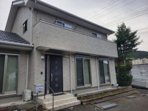 秦野市U様邸 外壁クリヤー塗装後の正面外観。透明塗膜でツヤと深みが蘇った仕上がり。