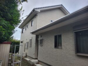 秦野市U様邸 北面外壁の施工後。クリヤー塗装で光沢が戻り、美しい仕上がりに。