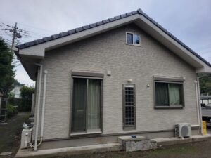 秦野市U様邸 裏面外壁の施工後。クリヤー塗装で明るく清潔感のある印象に。