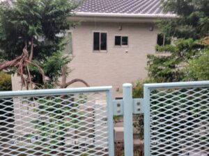 秦野市U様邸 西側外壁の施工後。透明塗膜によって落ち着いたツヤを取り戻した。