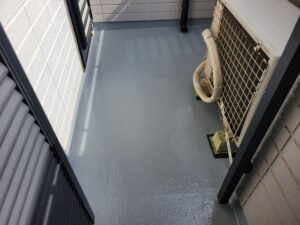 塗装完了後のFRPベランダ床。トップコートが均一に仕上がり、防水効果が復活した状態