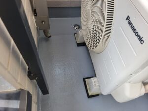 トップコート施工後のベランダFRP防水。艶やかで防水性が向上した美しい仕上がり