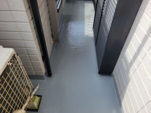 秦野市のベランダFRP防水トップコート塗装完了。艶が戻り明るく清潔感のある仕上がり