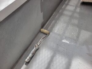 秦野市N様邸 ベランダ防水 プライマー塗布作業 下地を整え防水材の密着性を高める工程