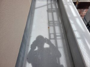 秦野市N様邸 ベランダ防水施工前の状態 表面の汚れやひび割れが見られる様子