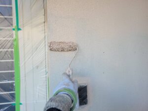 秦野市N様邸 外壁上塗り仕上げ作業 1階部分の塗装で艶のある仕上がりに