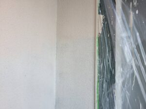 秦野市N様邸 外壁塗装 最終仕上げの上塗り作業 均一に塗膜を整える様子