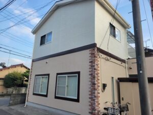 秦野市N様邸 外壁塗装後の横から見た外観 明るいベージュと白の塗り分けが映える美しい仕上がり
