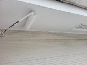 秦野市N様邸 軒天塗装の様子 白色で清潔感のある仕上がりに整えている施工風景
