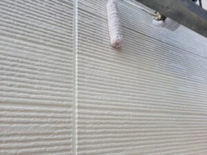 秦野市N様邸 外壁塗装 下塗り シーラー塗布で下地を整える様子