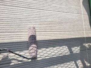 秦野市N様邸 外壁塗装 下塗り作業中 塗料の密着性を高めるための工程