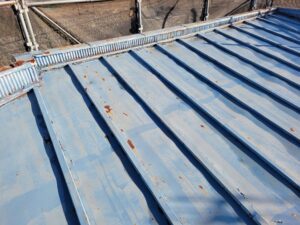 秦野市K様邸 塗装前にサビが見られたトタン屋根の状態