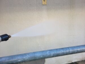 秦野市K様邸 外壁の高圧洗浄作業の様子