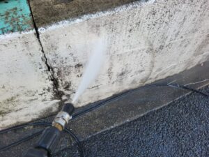 秦野市K様邸 外壁塗装前に高圧洗浄で汚れを落としている様子