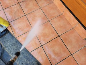 秦野市K様邸 破風板・附帯部を高圧洗浄している様子