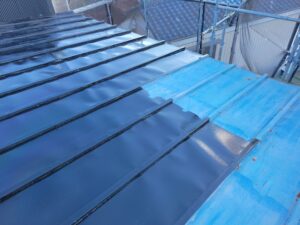 秦野市K様邸 エポキシ系サビ止め塗料を塗装している様子