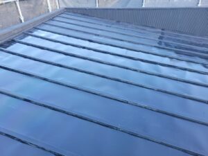 秦野市K様邸 屋根全体にサビ止め塗装を施した完了後の様子