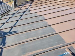 秦野市K様邸 屋根塗装工事にて中塗り塗装を行っている工程