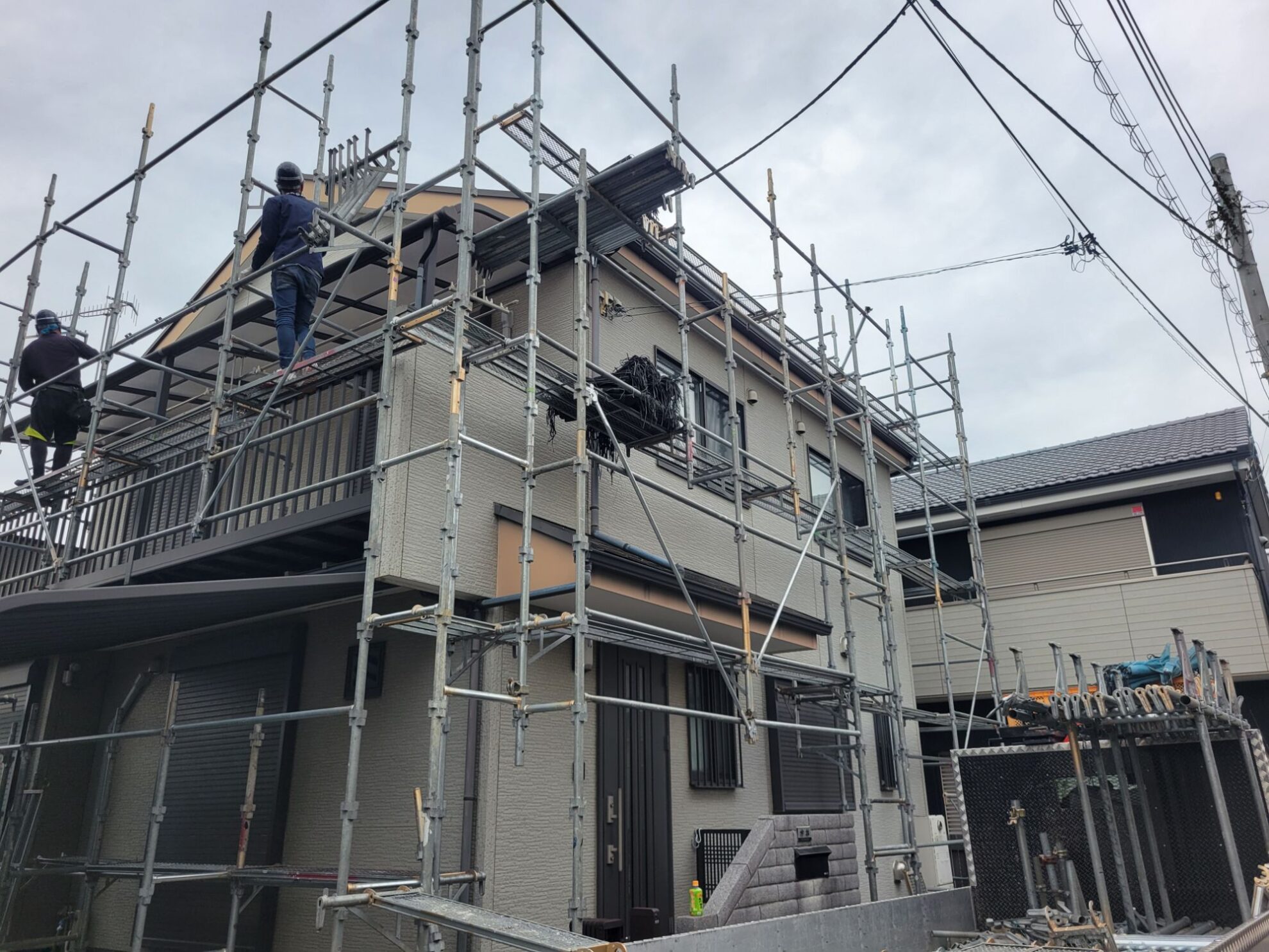 平塚市H様邸の外壁塗装工事で足場を設置している様子