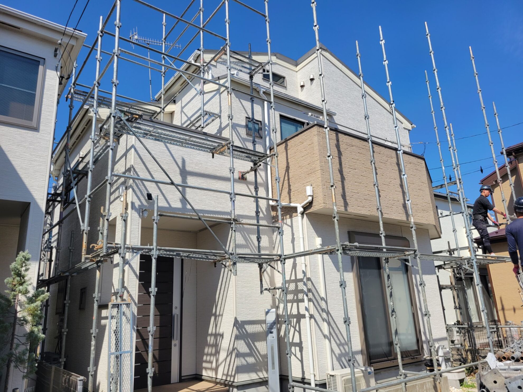 小田原市の外壁塗装工事で足場を設置している様子