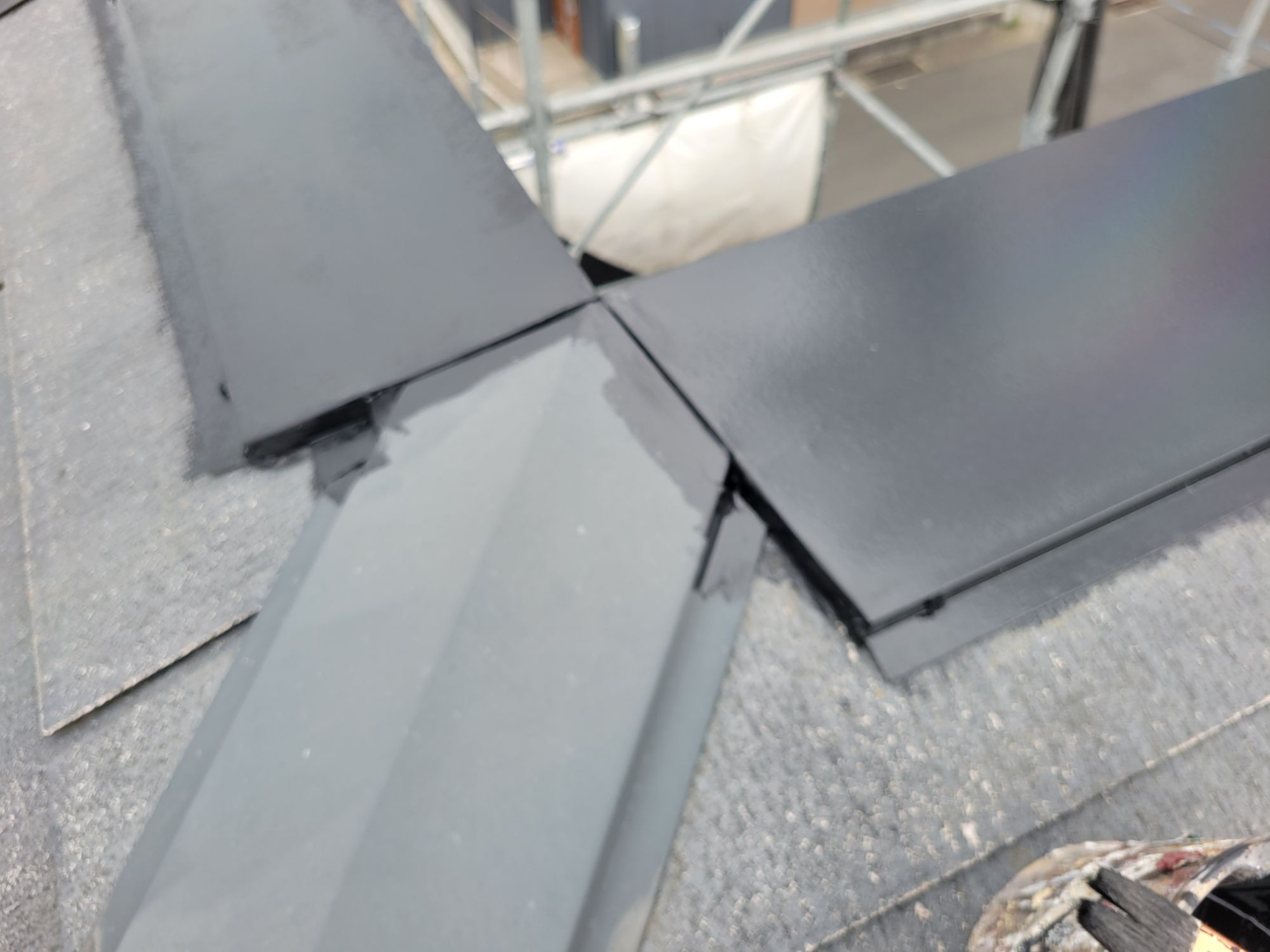 小田原市O様邸の屋根板金をケレンしている様子