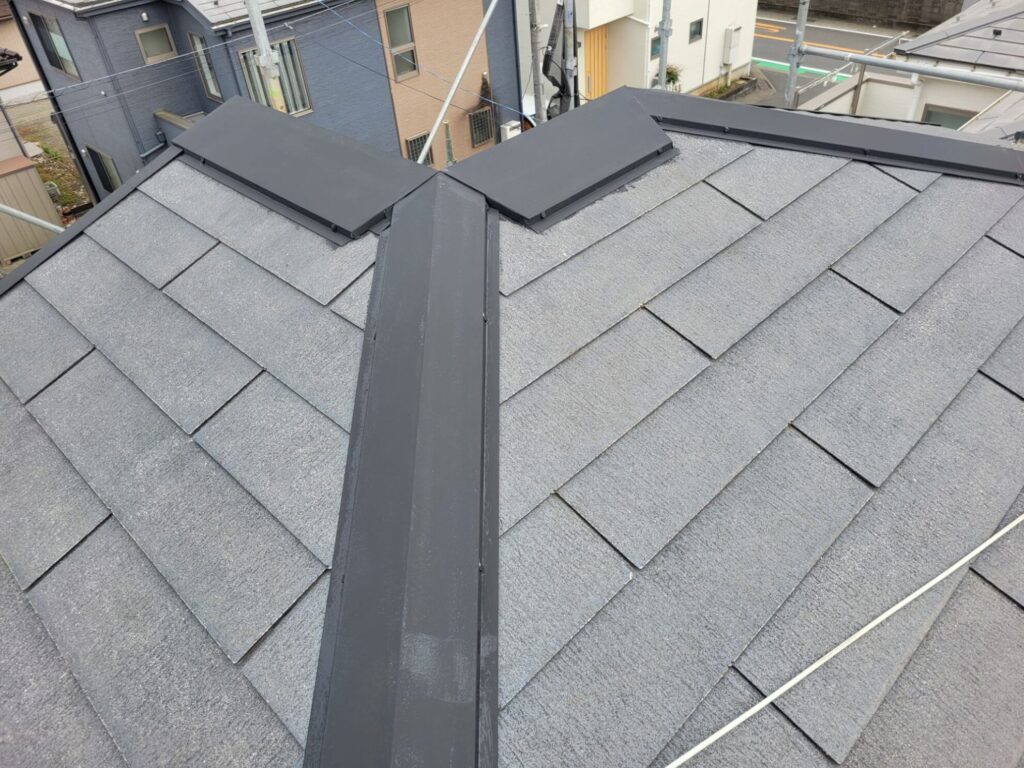 小田原市O様邸の換気口まわりを清掃している様子
