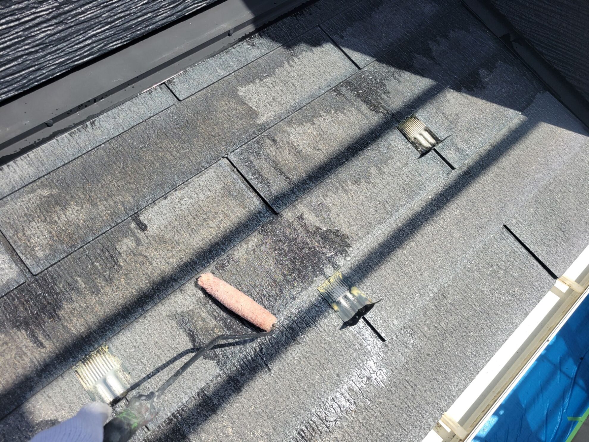 小田原市O様邸の屋根下塗り作業中の様子