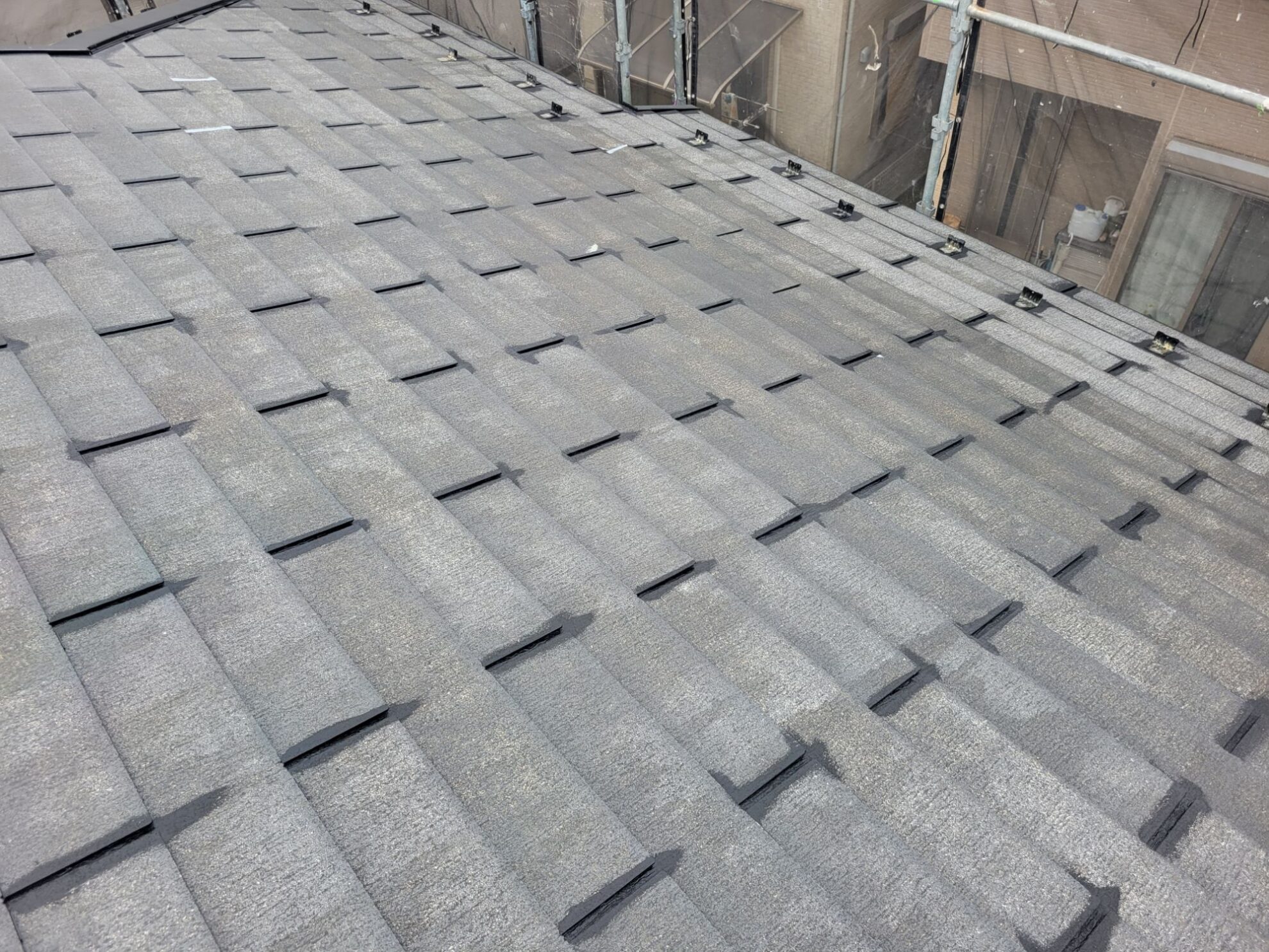 小田原市O様邸の屋根板金まわりを中塗りしている様子