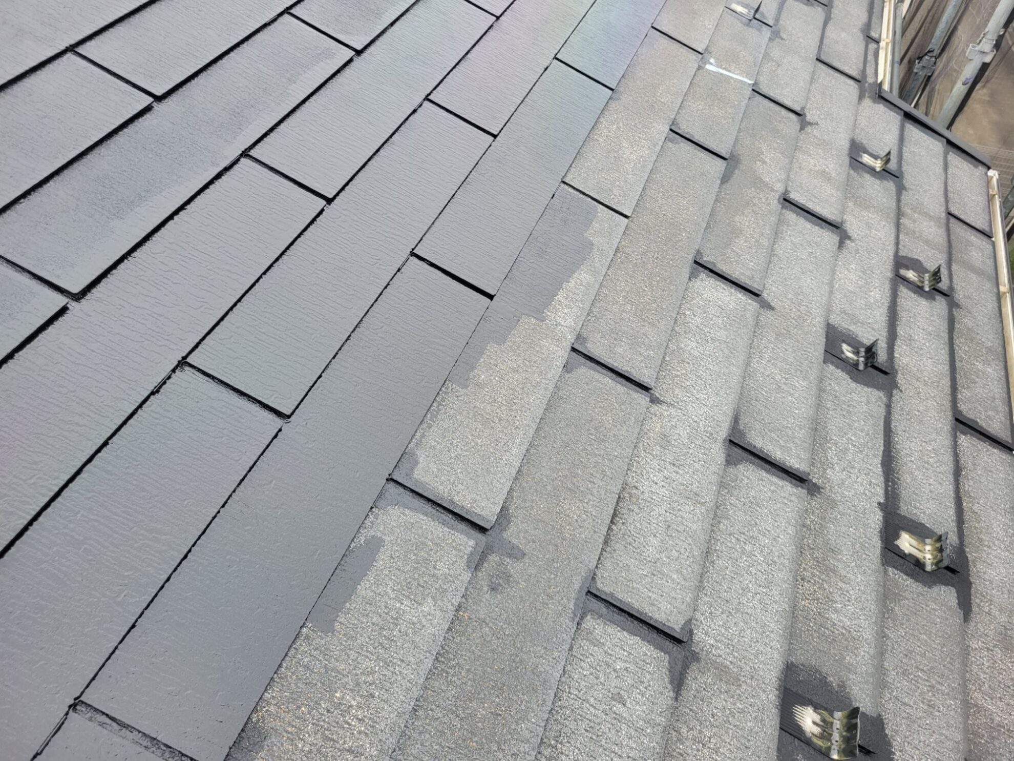 小田原市O様邸の屋根中塗り作業後の様子
