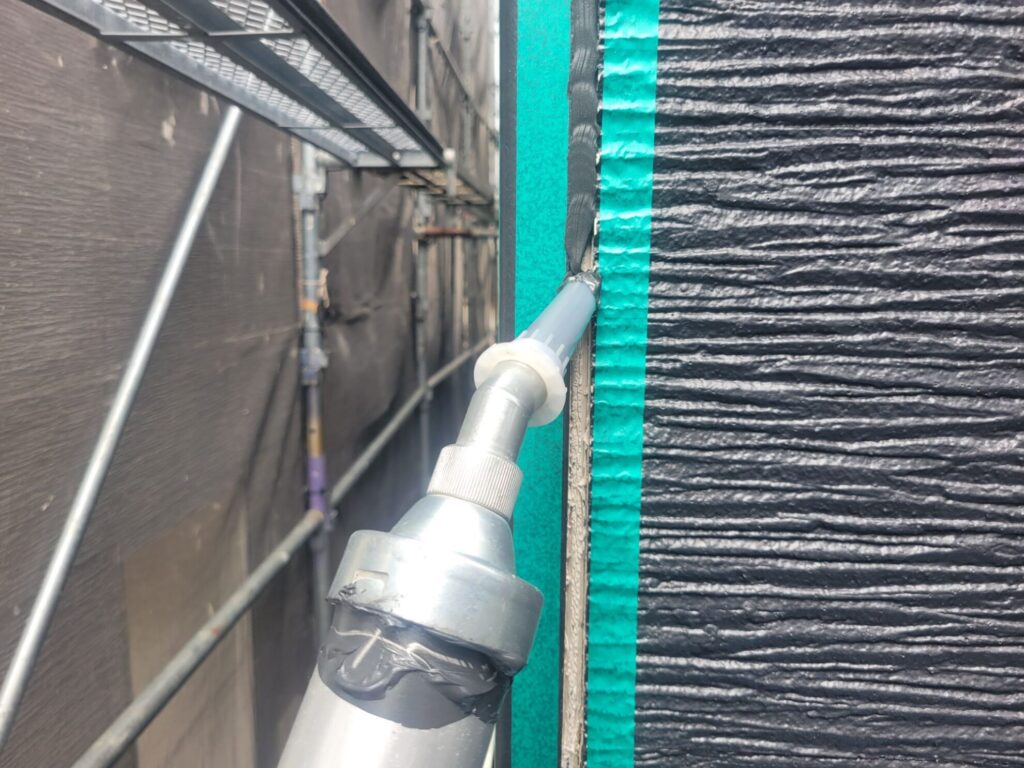 小田原市O様邸でコーキング材を充填している様子