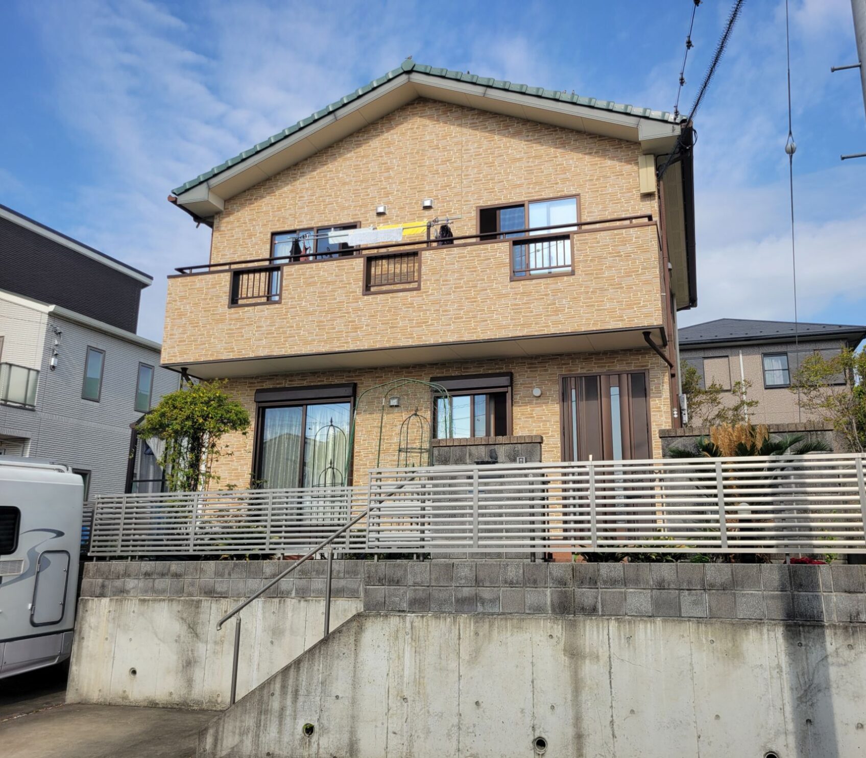 平塚市で外壁塗装工事を行う建物の施工前外観