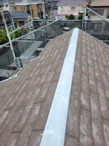 平塚市F様邸の棟板金へ錆止めを塗装した後