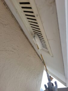 平塚市F様邸の換気口に錆止めを塗装している様子