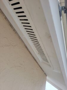 平塚市F様邸の換気口へ錆止めを塗装した後
